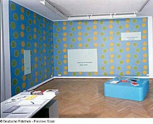 body of work: the ideal exhibition (Rauminstallation) : body of work: the ideal exhibition (Rauminstallation). Glasscheiben, Poster, Möbelstücke, verschiedene Publikationen. 1998. Ausstellung: Dresden, Keep on looking. Fragen zur Kunst. Der Kunstfonds des Freistaates Sachsen zu Gast im Kunst Haus Dresden, 14.02.-20.04.2003
