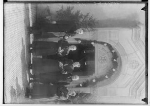Primizfeier Benzinger 1931; Fünf Herren vor dem Kircheneingang, in der Mitte Neupriester Benzinger