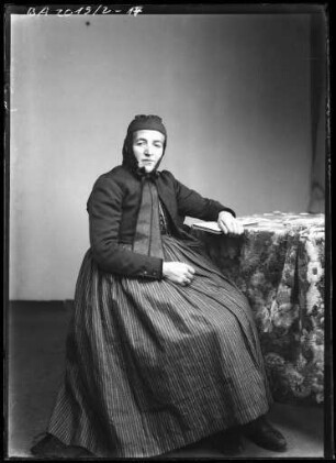 "Hippewiib" Frau in Tracht