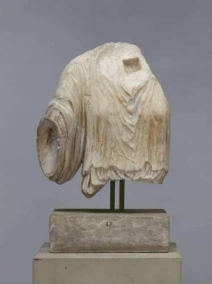 Fragment einer Gewandstatue