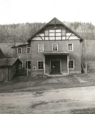 Nassau (Kreis Brand-Erbisdorf), Dorfstraße 121. Wohn- und Gewerbegebäude