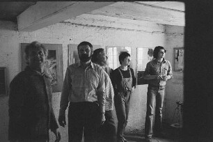 Höfgen. Akt-Pleinair 1979. Günter Rössler, Roger Rössing und Claus Baumann beim Hängen der Bilder