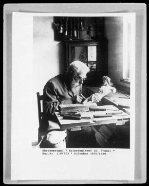 Holzschnitzer A. Braun bei der Arbeit