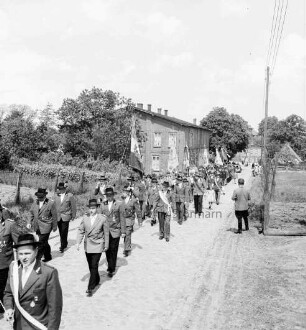 Volks- und Schützenfest: Schützenverein Klein Wesenberg und Umgebung von 1919 e.V.: Festumzug mit Fahnenträgern