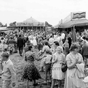 Volks- und Schützenfest: Schützenverein Sprenge und Umgebung e.V.: Festplatz mit Buden und Karussell und Besuchern
