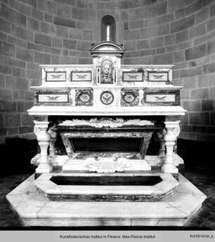 Altar mit den Reliquien des heiligen Crescens