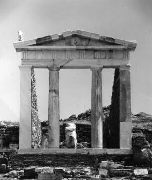 Delos. Tempel der Isis (um 130ante). Im Inneren die Statue der Isis (127/128 v. Chr.)