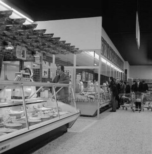 Magnet Einkaufszentrum: Industriestraße: Eröffnung: Innenaufnahme: Blick durch Verkaufshalle: links Feinkostsalate, rechts Frischfleisch-Theke: Kunden mit Einkaufswagen