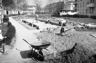Bau von Abstellplätzen für Müll-Großbehälter zwischen den Wohnblocks der Volkswohnung im Mühlburger Feld.