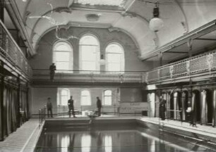 Hauptraum mit Schwimmbecken und Galerie