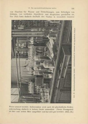 Abb. 26. Agronomisch-pedologisches Institut. Laboratoriumstisch für chemische und physikalische Analyse