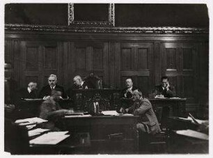 Die Handelskammer tagt im Reichstag, Aufnahme der Vorsitzenden und Protokollführer, Berlin. 1. von rechts: Michalski daneben Viehnetter, ganz links: Heinrich Grünfeld
