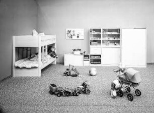 Jugendzimmer : Leipzig. Leipziger Herbstmesse, 1986. Jugendzimmer (Modell 725). Holz, folienbeschichtet in Eschenholzoptik, hellgrau (1986; VEB Jugendmöbel Döbeln)