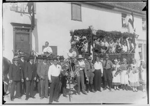 Erntedankfest in Sigmaringen 1934; Umzugswagen vor dem Konsumverein Sigmaringen
