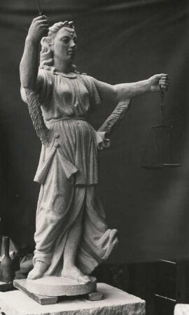 Görlitz. Rathaustreppe. Justitia. Schlesischer Sandstein, nach Fotos rekonstruiert 1952, Werkstatt Werner Hempel, Dresden. Kurz vor der Fertigstellung