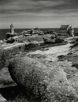Felsenküste von Ploumanac'h mit dem Leuchtturm von Pointe de Sequewel