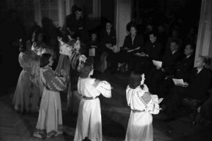 Bukarest: Rumänisches Adventsspiel, Reigen von Mitgliedern der Deutschen Botschaft