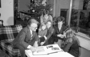 Säckingen: Wohnung; Wirtschaftsminister Eberle mit Familie; am Tisch (mit Fotoalbum)