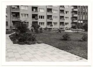 Grünflächen Wohngebiet Hansaviertel-Nord, Berlin-Tiergarten: Wohnhaus und Garten mit Sandkasten und Sitzbank in der Ferne, Plattenweg