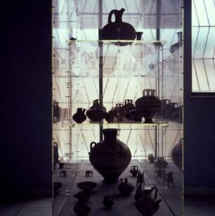 Vitrine mit geometrischer Keramik : Argos, Archäologisches Museum. Vitrine mit geometrischer Keramik, aus dem Gräberfeld unter dem Theater