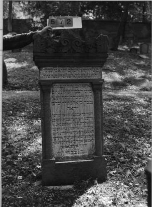 Grabstein 572 (Index: 99790979) Maße HxBxT: 159x75x26 cm: Grabstein 572