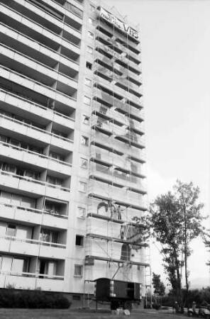 Freiburg, Weingarten: Hochhaus, Krozinger Straße mit dem 38 m hohen Gerüst