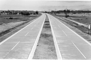 Trassierung bei km 682 Betonfahrbahndecke, Markierung, Leitstreifen