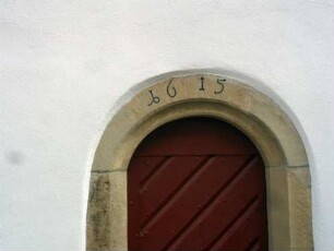 Stadtbild-Kirchplatz-Diakonatshaus (erbaut 1615)-Ansicht von Süden-Pforte mit Jahr 1615 im Gewändeschlußstein