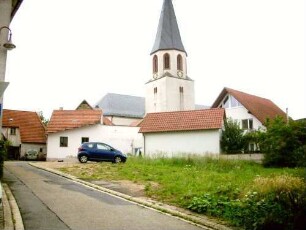Ansicht von Nordosten mit Kirche in erhöht am Ortsrand liegenden Kirchhof in Übersicht