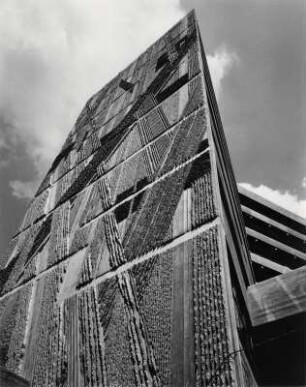 Fassade des modernen Rathauses in Pforzheim