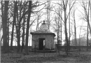 Schloß Hermsdorf bei Dresden. Parkanlagen (um 1730 und 1764). Pavillon an der landseitigen Schloßparkmauer. Fotografie (Negativabzug auf Papier) von Ursula Richter, um 1925