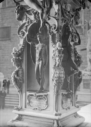 Perseus mit dem Haupt der Medusa — Sockel mit Statuennischen, Fruchtbarkeitsgöttinnen, Masken und Widderköpfen