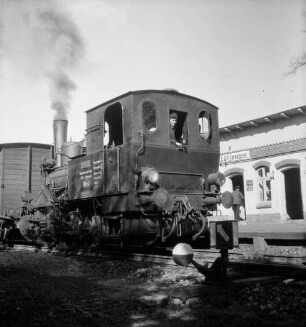 Bahnhof Lütjensee: Lokomotive der Südstormarnschen Kreisbahn vor dem Bahnhofsgebäude