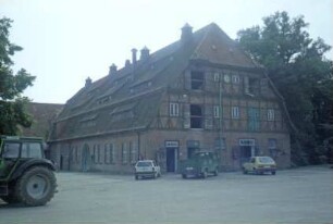 ehemaliges Gut Trenthorst-Wulmenau: Wulmenau: Wirtschaftshof: Dreiflügel-Stallanlage: Südflügel (Schweinestall), Traufseite, Giebelseite: hinten links Querflügel