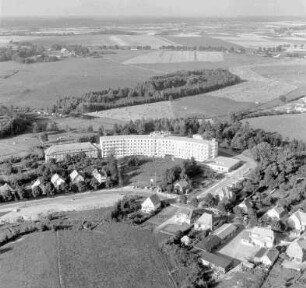 Kreiskrankenhaus (Schützenstraße 55): Luftbild: im Hintergrund die Trave, dahinter Felder