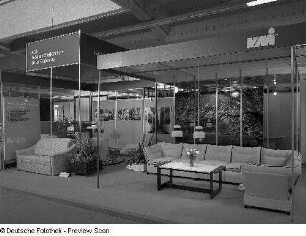 Ausstellungskojen mit Wohnzimmermöbeln des VEB Polstermöbelkombinat Oelsa-Rabenau