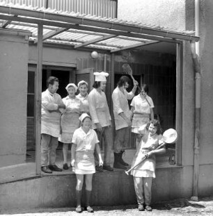 Die Küche des Volkshauses II : Gruppenbild der Küchenangestellten des Kulturhauses