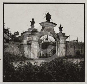 Tor (Friedhofstor?) bei der katholischen Kirche Würben