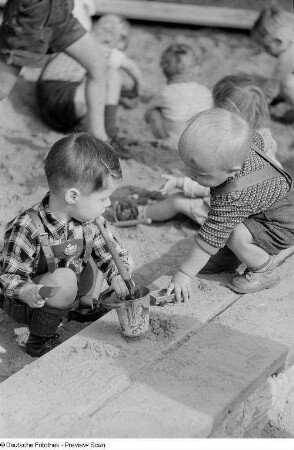 Kinder, im Sand spielend