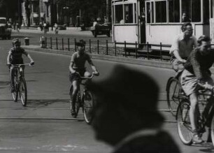 Kinder auf dem Fahrrad im Straßenverkehr