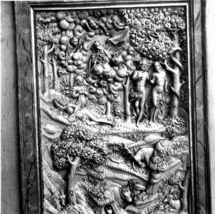 Relief "Garten Eden mit Schöpfung, Adam und Eva unter dem Apfelbaum sowie mit den Tieren" von der Kanzeltür : Kanzel. Stein (1595). Relief "Garten Eden mit Schöpfung, Adam und Eva unter dem Apfelbaum sowie mit den Tieren" von der Kanzeltür. Quedlinburg, Marktkirche Sankt Benedikti