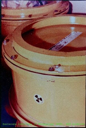 Detail eines Rollreifenfasses zur Lagerung radioaktiver Abfälle des Kernforschungszentrums Karlsruhe (KfK)