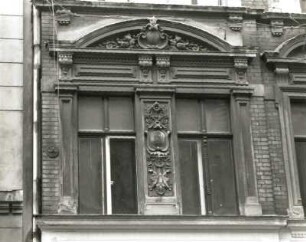 Görlitz, Landeskronstraße 17. Wohnhaus mit Laden (um 1898). Obergeschossfensterpaar