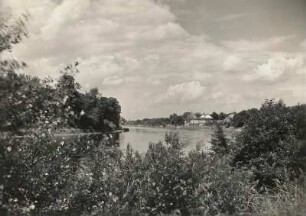 Dresden-Pillnitz. Blick vom Elbufer zum ehemaligen Lustschloß Pillnitz