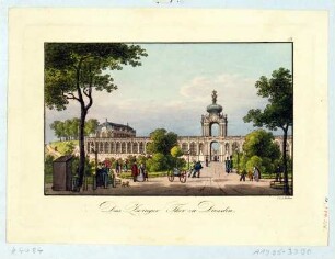 Der Zwinger in Dresden, Blick von der Ostraallee über den zugeschütteten Zwingergraben (Zwingeranlagen) auf das Kronentor, die Langgalerie und den Mathematisch-Physikalischen Pavillon