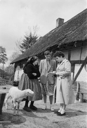 Sorbische Volkstanzgruppe. Zwei Frauen und Bäuerin auf einem Bauernhof