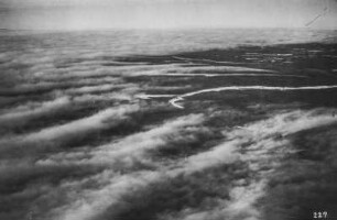 Kap Tscheljuskin : Luftaufnahme des Kap Tscheljuskin, der nördlichsten Festlandsstelle der Erde mit Wolken überzogen.