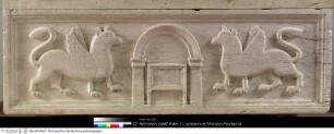 Sarkophag mit Greifenpaar und Arkade