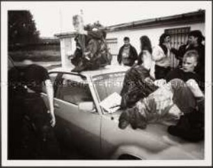 Punks sitzen auf einem Auto (Altersgruppe 14-17)