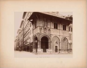 Loggia del Bigallo, Florenz: Straßenansicht der Fassade mit Arkade